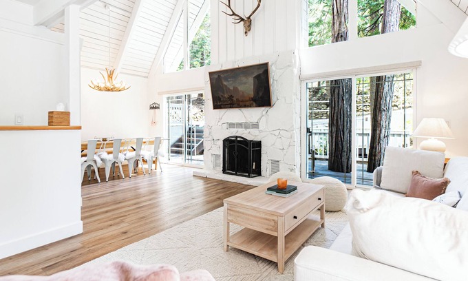 Twin Peaks Cabina | Emerson's Chalet: Family Friendly A-Frame Cabin Close To Everything