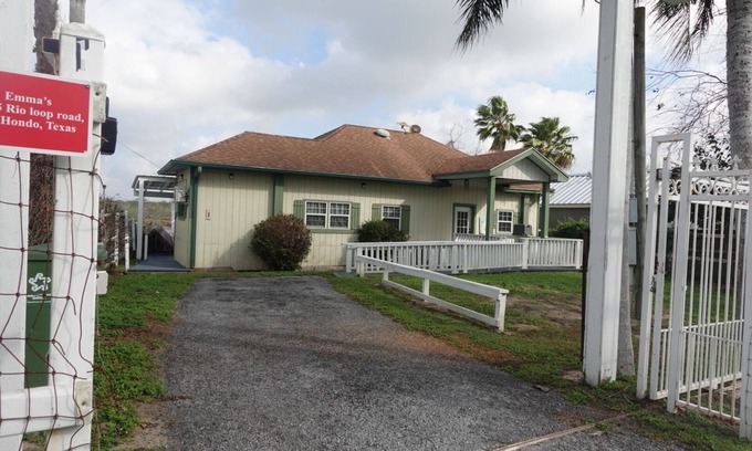 Arroyo City Cabina | EMMA’S COTTAGE; WATERFRONT FISHING PIER