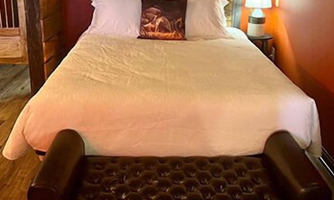 Stanardsville Casa | Empty Bottle Saloon - Rm. 209