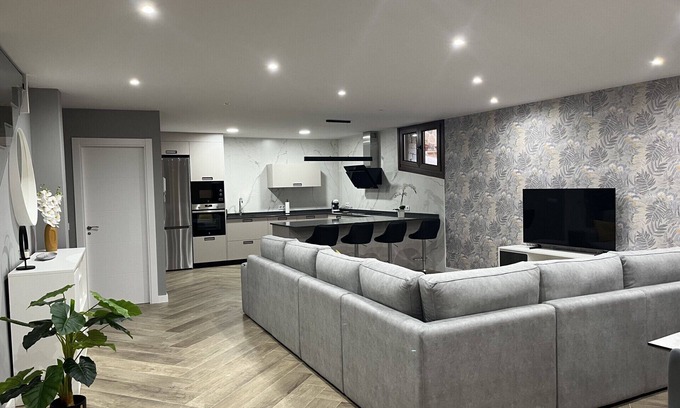 Mombeltran Casa | En el centro del pueblo. Esta decorada en estilo moderno y es totalmente nueva.
