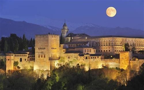 Pinos Genil Apartamento | Encantador Apartamento cerca de Sierra Nevada y la Alhambra