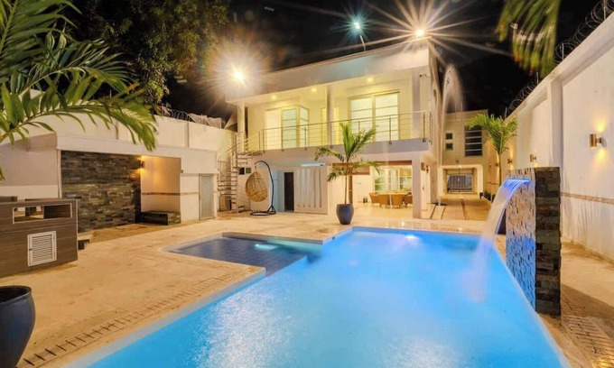 Manga Casa | Encanto Mansion: 6 Bedroom Luxury Stay Near Walled City