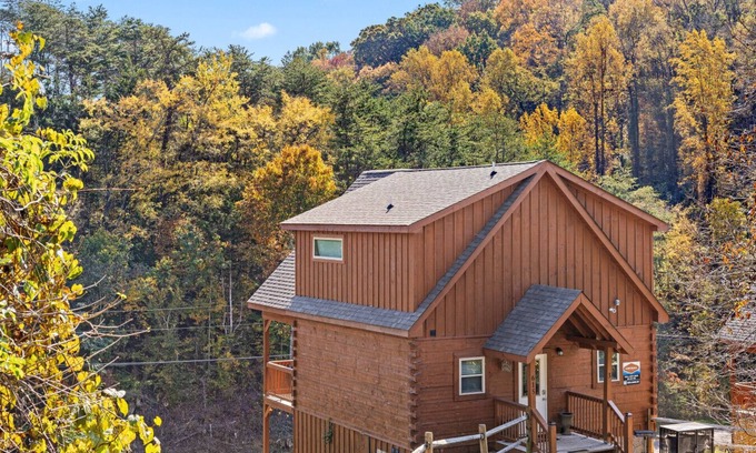 Sevierville Cabina | Enchanted Forest Hideaway by Ghosal Luxury Lodging