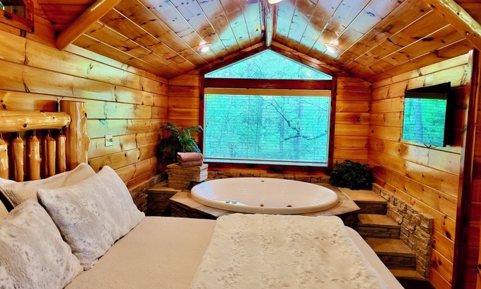 Eureka Springs Cabina | Hilltop Hideaway: cabaña de lujo con impresionantes vistas y jacuzzi para dos