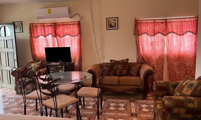 Tower Isle Villa | Enchanting 2-bedroom apartment with AC in Tower Isle