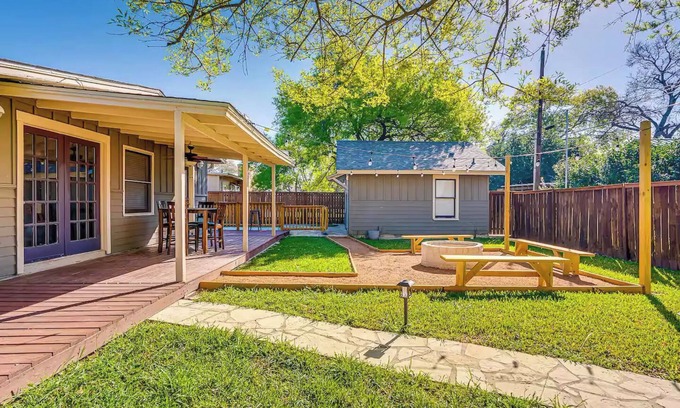 Terrell Heights Casa | Enchanting 4-bedroom house with Pool, Theater, Firepit and Games. Pet Friendly.