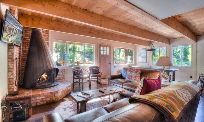 Chamberlands Cabina | ¡¡¡NUEVO LISTADO!!! Esta cabaña de Homewood tiene todo lo que necesitas para un retiro relajante en Lake Tahoe