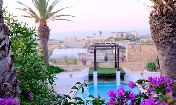 Gharb Casa | Casa de campo rústica con piscina privada y jardín maduro con vistas al mar