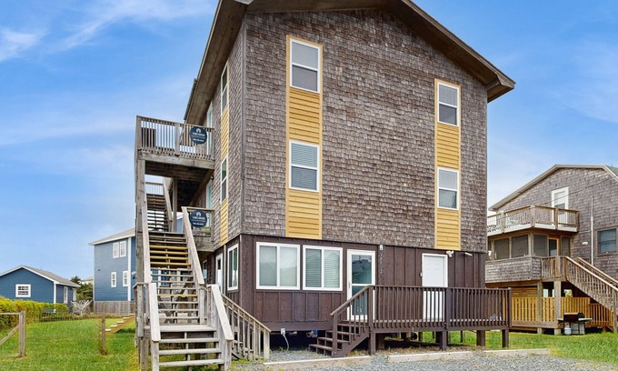 Avon Casa | Enchanting dog-friendly duplex with balcony, central AC, & kitchenette