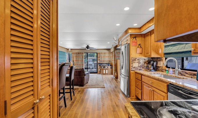 Smithville Alquiler De Eote | Enchanting Houseboat on CHL @ Pates Ford Resort & Marina