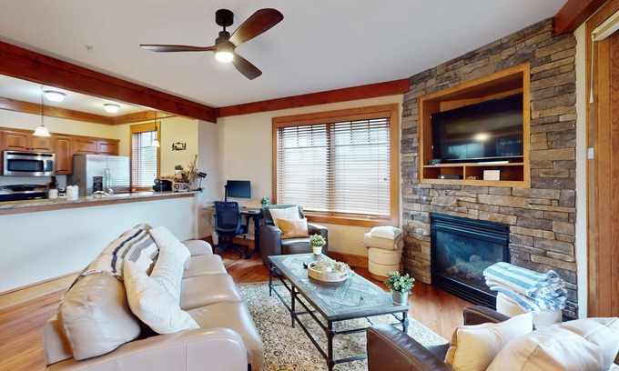 Boone Condominio | Enchanting mountain retreat with pools, hot tubs, fireplace, balcony, & WFH area