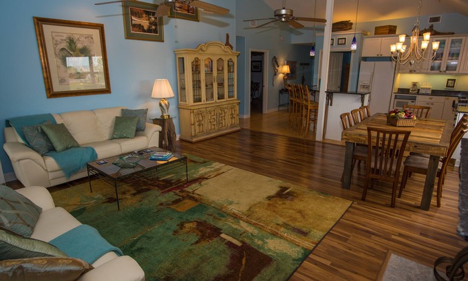 Ocean Springs Casa | Encantadora casa de playa espaciosa con bañera de hidromasaje, sala de juegos, bar Tiki y muelle de pesca