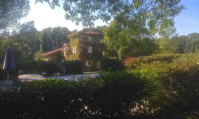 Lussan Casa | Encantadora casa de piedra, piscina, cancha de tenis y varias hectáreas de terreno.