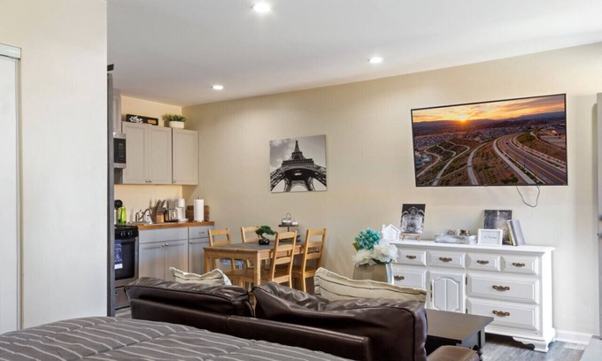 Canyon Country Condominio | Enchanting suite nestled in quaint Santa Clarita!