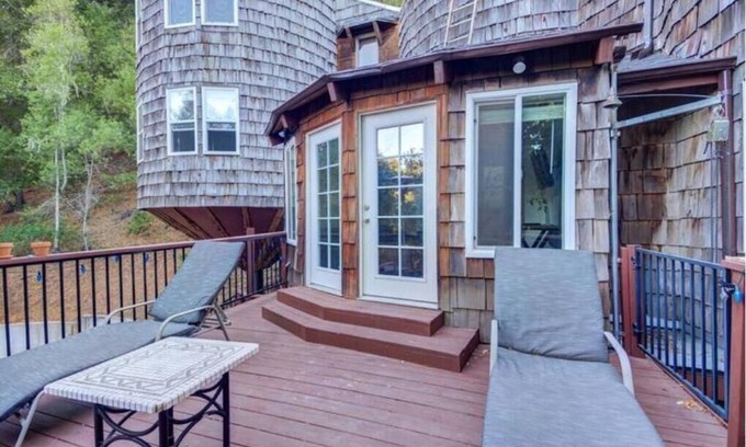 Atascadero Cabina | Enchanting three-bedroom treehouse