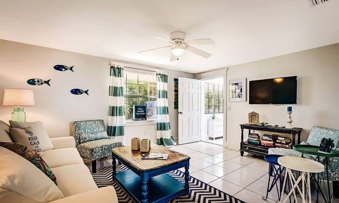 Ilexhurst Cabaña | NEW SUMMER RATES! Private patio-Close to everything & trolley-3min walk to beach