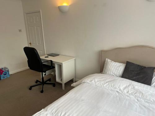 Hillingdon Casa | End Road