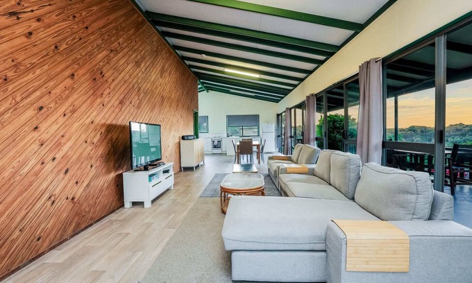 Seventeen Seventy Casa | The Endeavour - Older house on Headlands, Stunning ocean views, Ample boat parking, Pet allowed