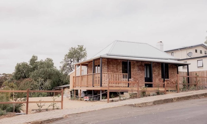 Richmond Casa | 'Engineers Hut 1823' in Historic Richmond