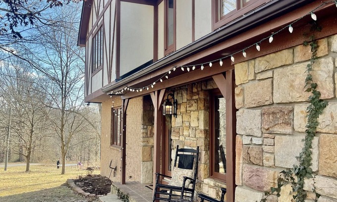 New River Casa | Tudor Style Home con vistas a Kentland Farms
