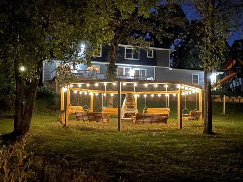 Twin Lakes Casa | EnglishPrairieBnB - 8 Bedrooms - 4 Bathrooms