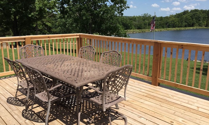 Perryville Casa | Disfrute de un lago de 17 acres en The Cash Lodge