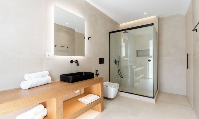 Agios Dimitrios Apartamento | Enjoy a comfortable and luxurious stay.