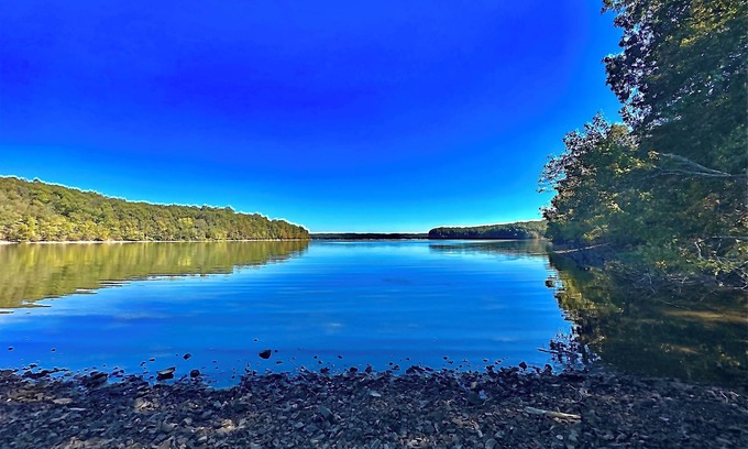Aurora Cabina | Enjoy a cozy getaway in a rustic log cabin on Kentucky Lake. With Hottub