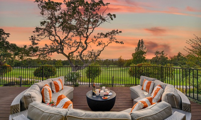 Napa Condominio | Enjoy a glass of wine & watch Napas stunning sunsets from sofa on huge deck! 3ba