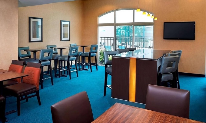 Warren Hotel | Enjoy a Hassle-Free Stay! Close to Freedom Hill Amphitheatre, Free Breakfast!