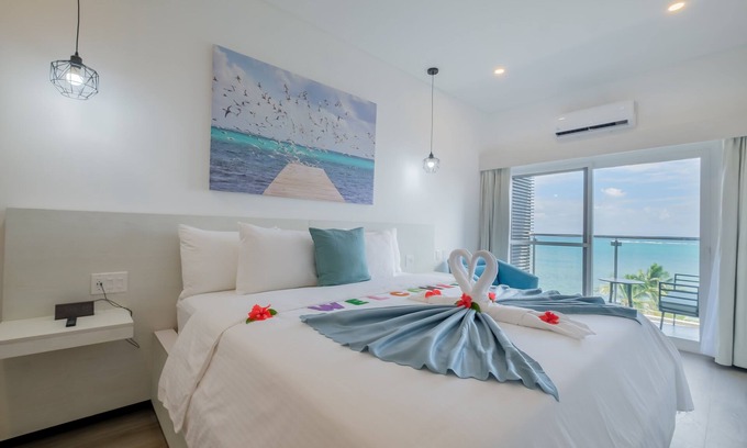 San Pedro Hotel | Enjoy a king bedroom and private bathroom with sunset or sunrise views