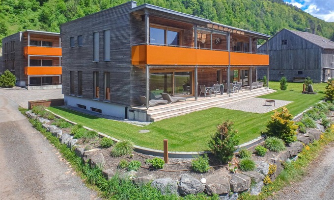 Bizau Apartamento | Enjoy a lovely break close to nature in this holiday apartment with access to a pool and sauna.
