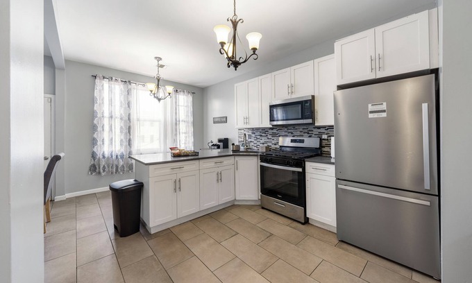 Constable Hook Casa | Enjoy a peaceful and conveniently located stay at this modern comfortable 3-bedroom apartment in Bayonne, where convenience meets comfort! Situated in a prime location, our home offers easy access to plenty amenities, making it the perfect choic