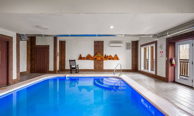 Cosby Cabina | Disfruta de una piscina cubierta climatizada privada a 3 minutos del parque nacional