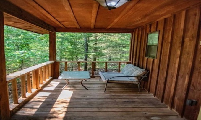 Lindale Cabina | Enjoy a Rustic Retreat Here at the Cedar Loft in East TX!
