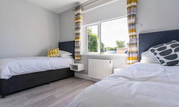 Tramore Apartamento | Enjoy a stay at the scenic Tramore Golf Club in one of our Burrows Lodge guest suites.