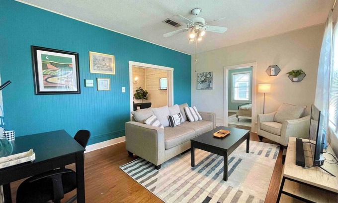 Oaks Historic District Casa | Enjoy a stylish experience at this centrally-located duplex
