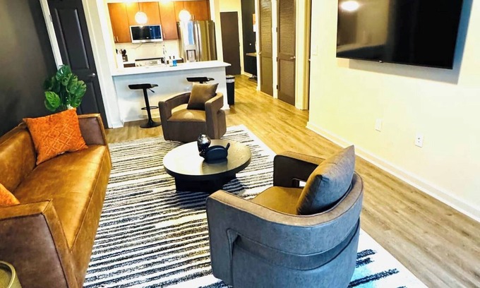 Midtown Apartamento | Enjoy a stylish experience at this centrally-located Skyline Retreat.
