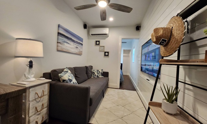 Manor Cabina | Enjoy a unique tiny-home getaway in peaceful Manor with AC, WiFi, and 13 acres!