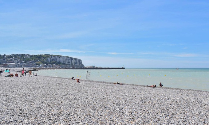 Woignarue Casa | Enjoy a wonderful view of the sea in this attractive holiday home.