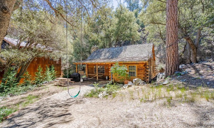 Pine Mountain Club Casa | ENJOY - An Authentic Log Cabin - Purple Beds - Games - 420 OK! Pets Stay FREE