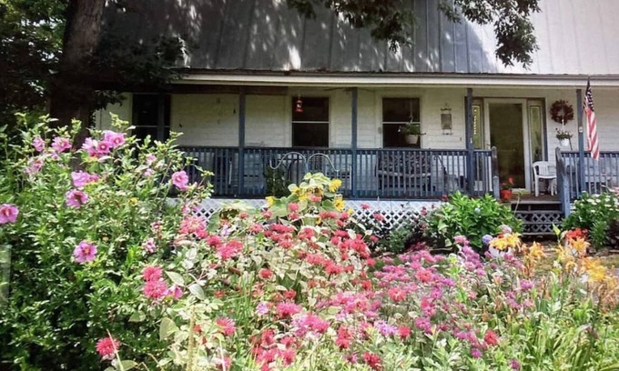 Hendersonville Casa | Enjoy beautiful sunrises & peace on Huckleberry Heaven’s 3.6 acres’ mountain top