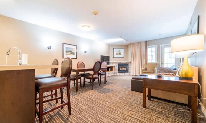 Oro-Medonte Apartamento | Enjoy Country Club Living in this Modern, Spacious Suite w/ Loads of Amenities