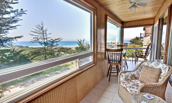 Happy Hill Casa | Esa vista! - # HH2: 2 dormitorios, 1. 75 BA House en Cambria, capacidad para 4