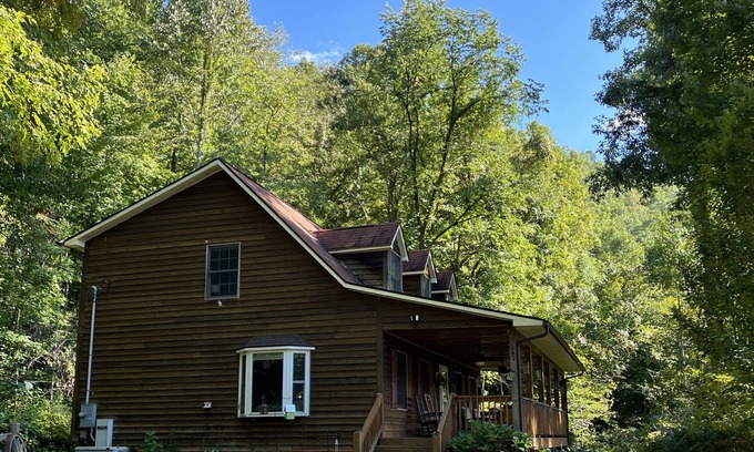 Cherokee Cabina | Enjoy great trout fishing and the serenity of the mountains!
