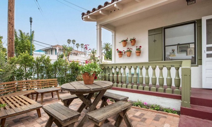 West Beach Apartamento | Enjoy indoor-outdoor living, a full kitchen, and vintage coastal charm.