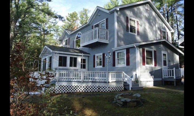 Gilmanton IW Casa | Enjoy lakefront life. Sleeps 12+. Gorgeous sunsets year-round on Crystal Lake