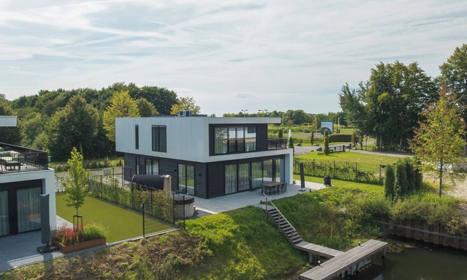 Zeewolde Casa | Enjoy luxury in the vacation villa Moon: 8-person villa with whirlpool, sauna and terrace by the water. Modern and spacious, ideal for a relaxing vacation!