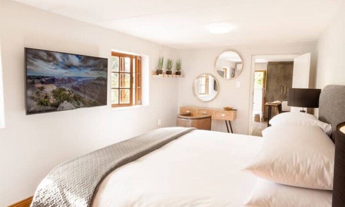 Stellenbosch Apartamento | Enjoy magical views from the pool-side a few minutes from the heart of Stellies!