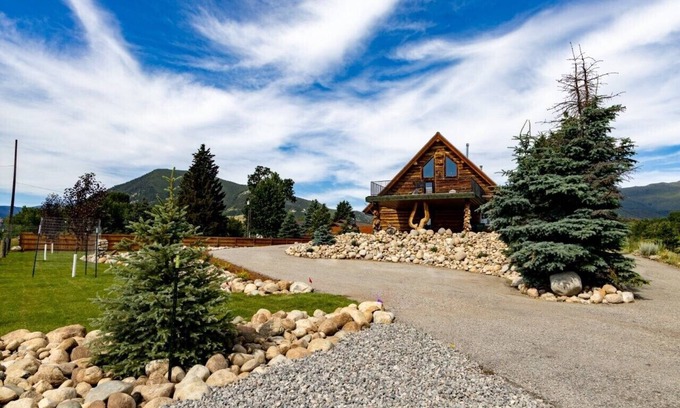 Red Lodge Cabina | Enjoy Mountain Views and Room for All at Log Cabin Lodge